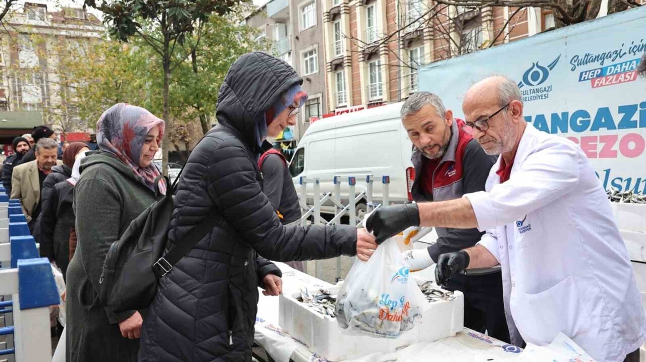 SULTANGAZİ BELEDİYESİ, İSMETPAŞA MAHALLESİ’NE KURDUĞU STANTTA VATANDAŞA ÜCRETSİZ BALIK DAĞITIMI...