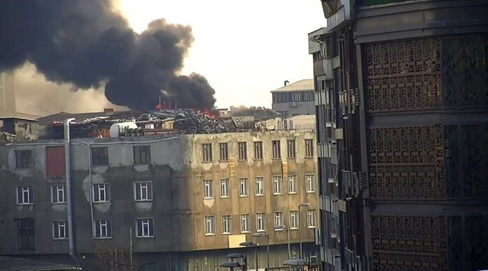 SULTANGAZİ CEBECİ MAHALLESİ’NDE BİR BİNANIN ÇATISINDA YANGIN ÇIKTI
