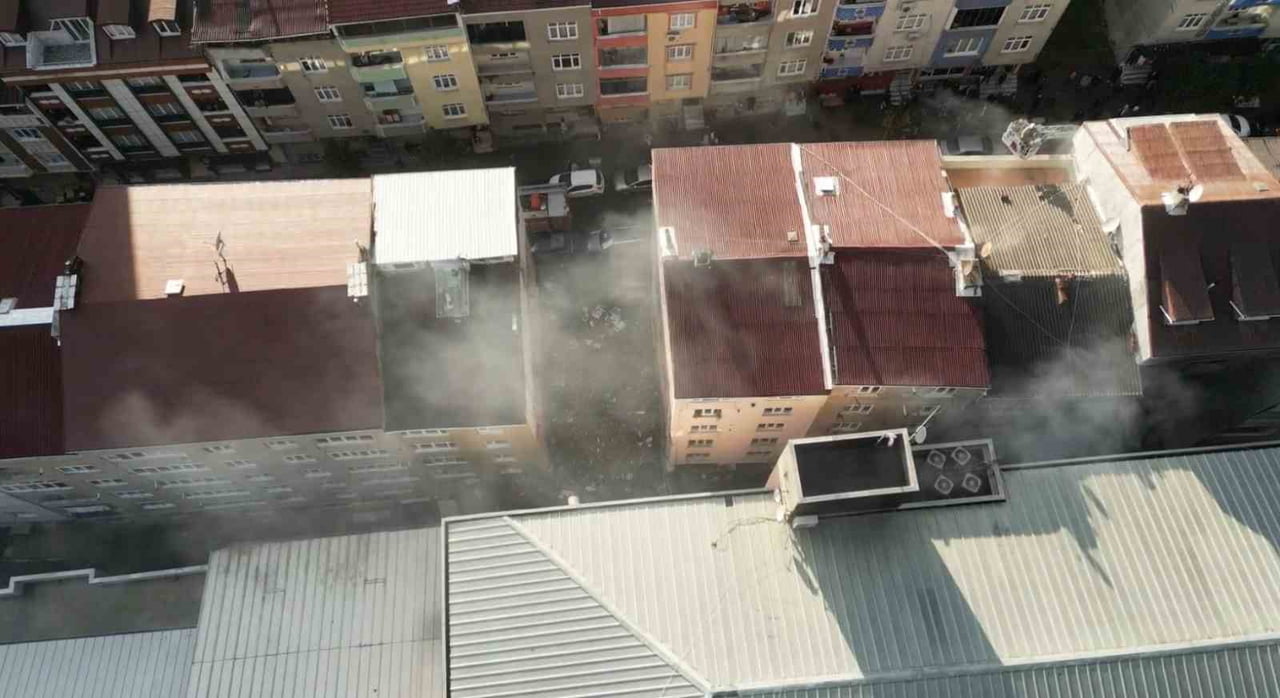 SULTANGAZİ’DE BULUNAN BİR TEKSTİL DÜKKANINDA MEYDANA GELEN YANGIN İTFAİYE EKİPLERİ TARAFINDAN...