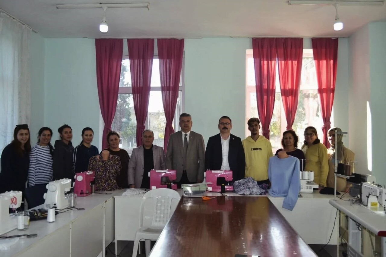 SULTANHİSAR KAYMAKAMI ALİ EKBER ATEŞ, HALK EĞİTİM MERKEZİ BÜNYESİNDE FAALİYET GÖSTEREN DİKİŞ NAKIŞ...