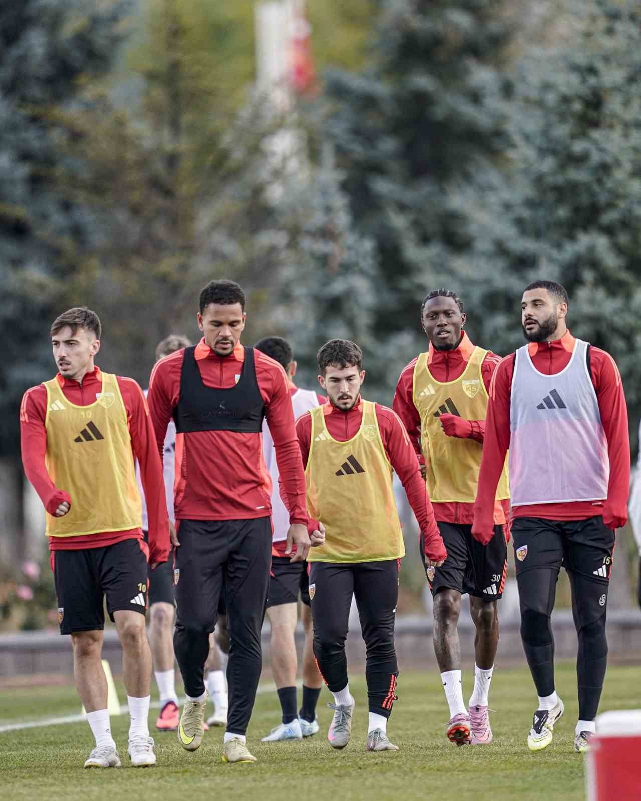 SÜPER LİG EKİPLERİNDEN KAYSERİSPOR; DEPLASMANDA OYNAYACAĞI KONYASPOR MAÇINDA 5 FUTBOLCUSUNDAN...