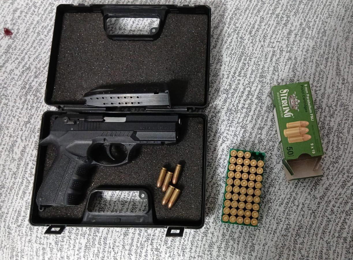 ŞÜPHELİLERİN İKAMETLERİNDE YAPILAN ARAMALARDA İSE 1 ADET BARETTA MARKA TABANCA, 1 ADET SİG SAUER...