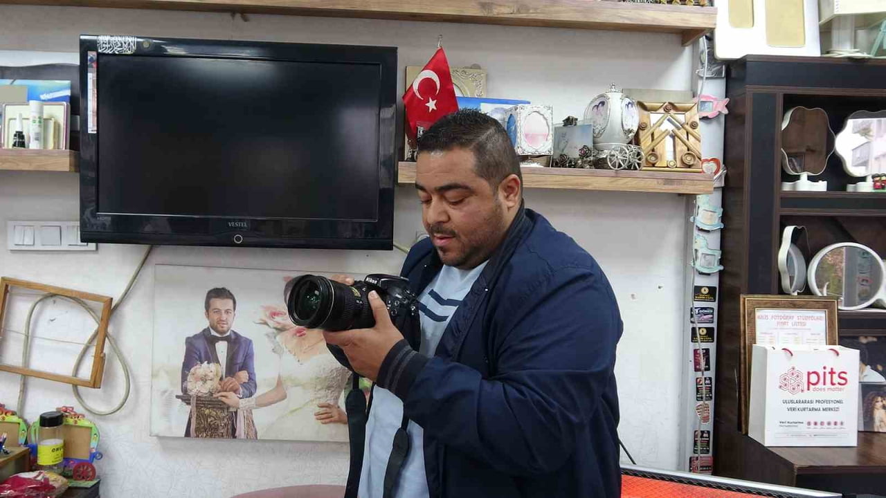 SURİYELİ ZEKERİYA ELABDULLAH DÜĞÜN KAMERAMANLIĞI İLE FOTOĞRAFÇILIK YAPIYOR