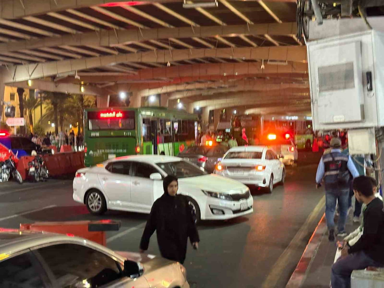 SUUDİ ARABİSTAN'IN MEKKE-İ MÜKERREME ŞEHRİNDE KONTROLÜNÜ KAYBEDEN BİR RİNG OTOBÜSÜ, YOLUN...