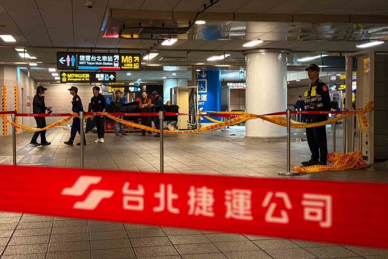 TAİPEİ (İHA) - TAYVAN’IN BAŞKENTİ TAİPEİ’DE BİR METRO İSTASYONUNDA DÜZENLENEN SİS BOMBALI VE...