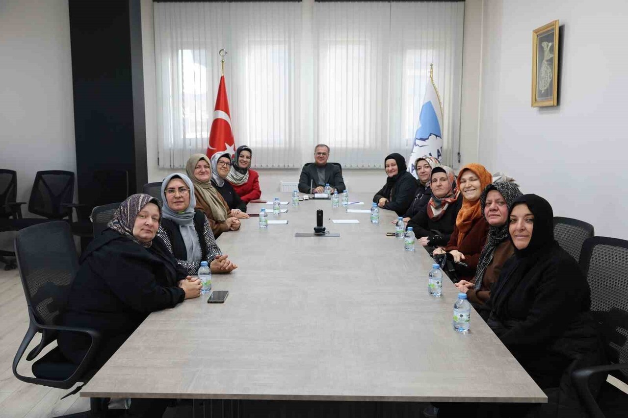 TAKVA CAMİİ KUR’AN KURSU HOCASI VE ENGELLİ KOORDİNATÖRÜ GÜLBAHAR AŞIR İLE İŞİTME ENGELLİ HANIM...