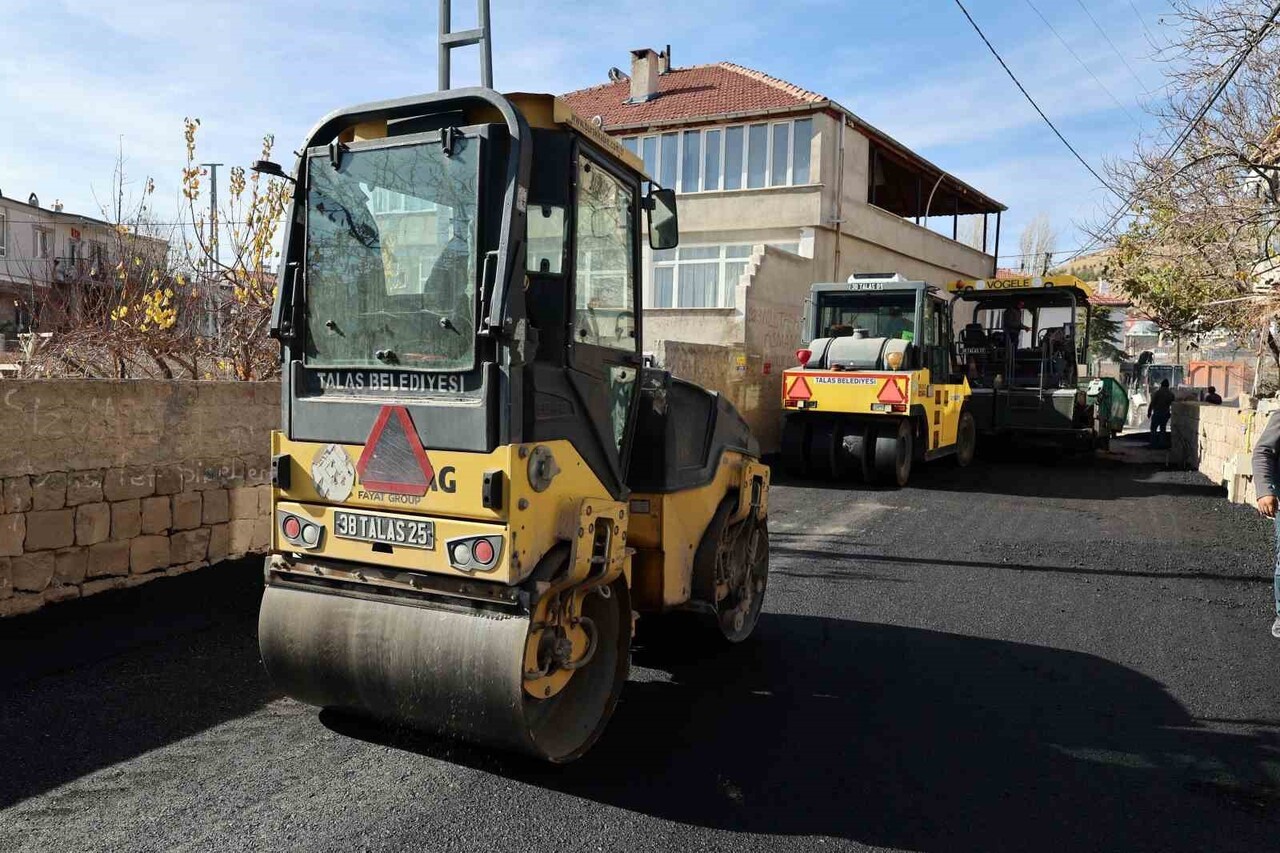 TALAS BELEDİYESİ, KEPEZ MAHALLESİ’NDE 5 BİN 600 METREKARELİK ALANDA BİN 040 TON ASFALT ÇALIŞMASI...