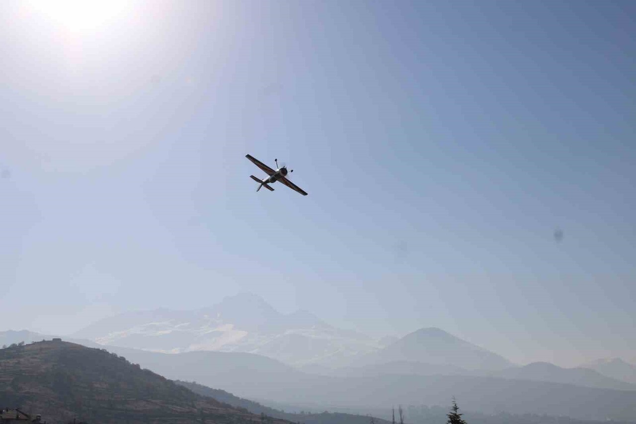 TALAS HAVACILIK KULÜBÜ ÜYELERİ; 50 KİLOMETRE İLE TÜRKİYE'DE AMATÖR DALDA REKORUN SAHİBİ OLAN KENDİ...