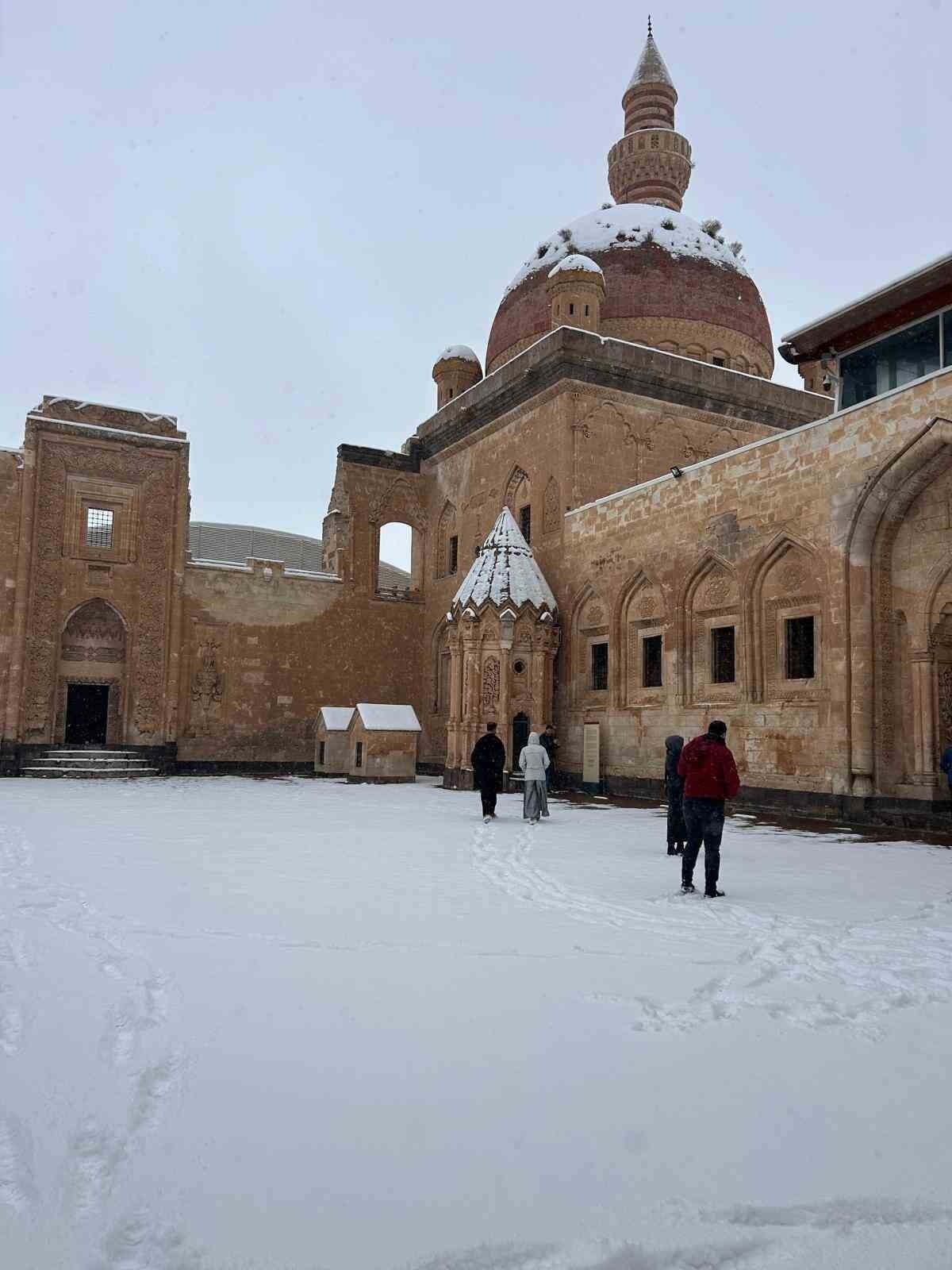 TARİHİ İSHAK PAŞA SARAYI BEYAZA BÜRÜNDÜ