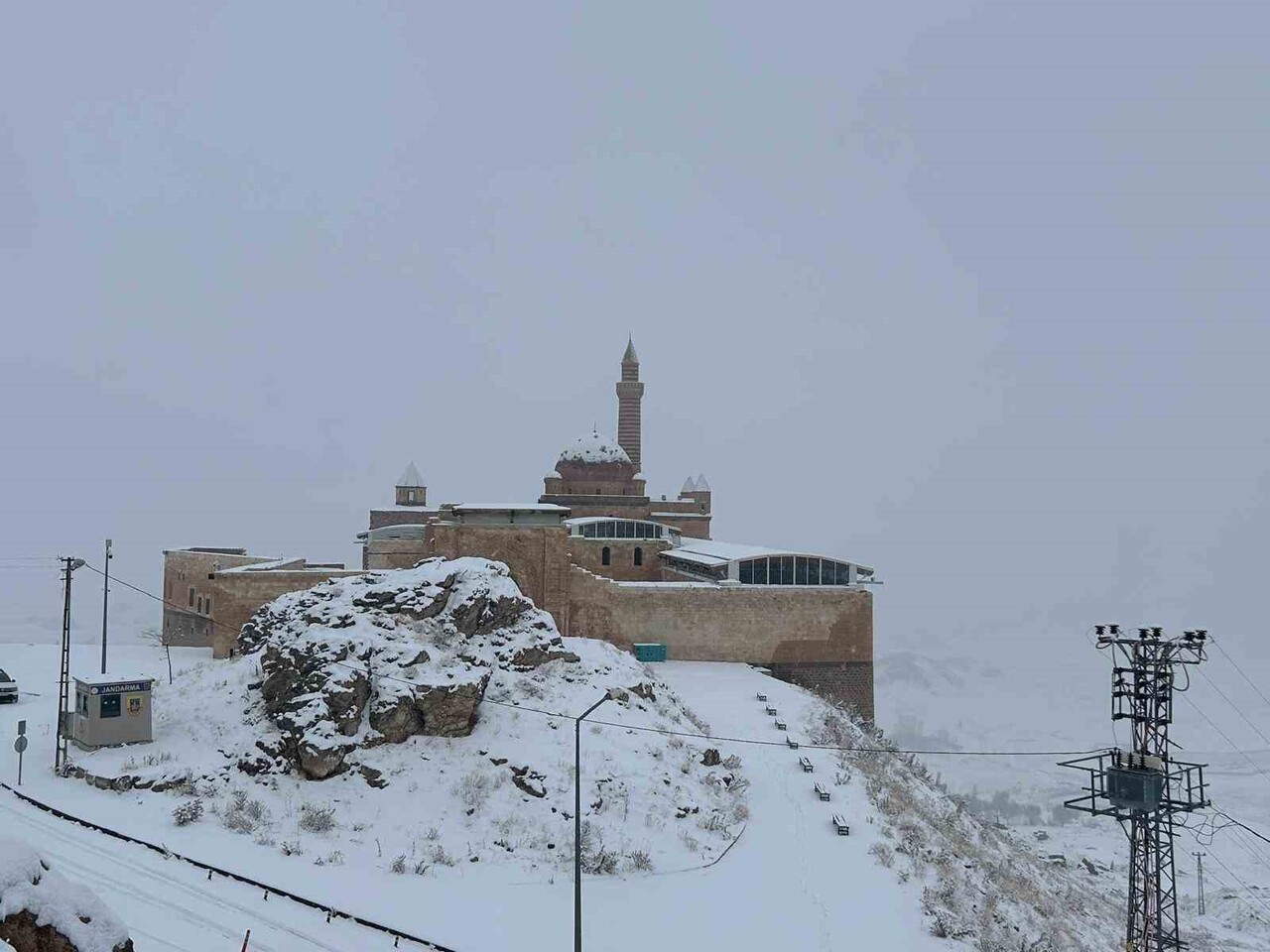 TARİHİ İSHAK PAŞA SARAYI BEYAZA BÜRÜNDÜ