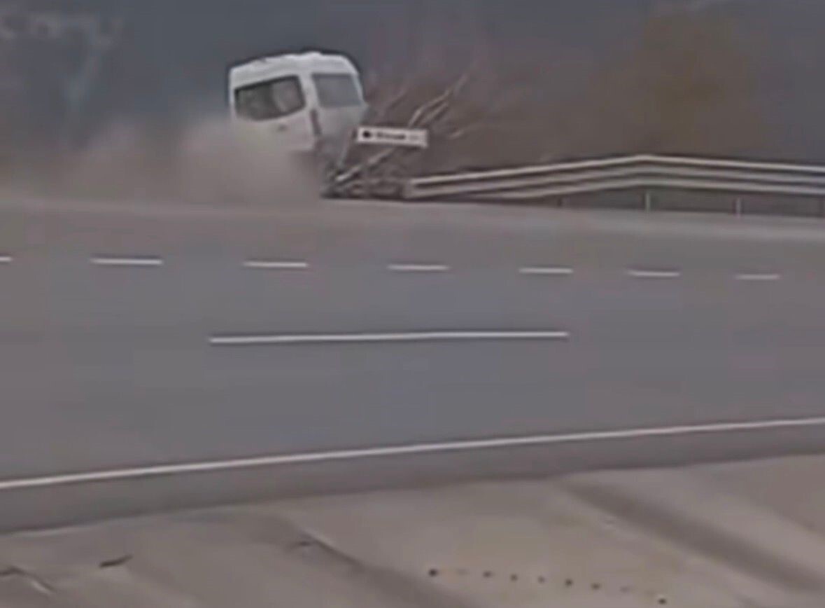 TARIM İŞÇİLERİNİ TAŞIYAN MİNİBÜSÜN ŞARAMPOLE UÇMA ANI KAMERADA