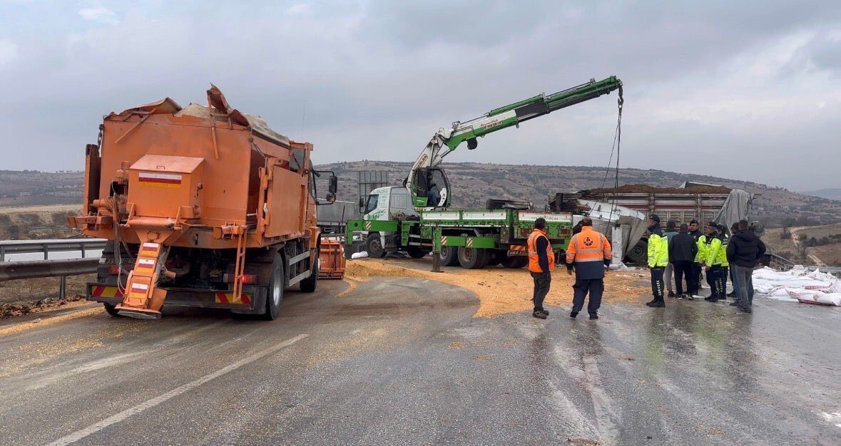 TARSUS-ADANA-GAZİANTEP (TAG) OTOYOLU GAZİANTEP BATI GİŞELERİ YAKINLARINDA ÇARPIŞAN 3 TIRIN YANMASI...