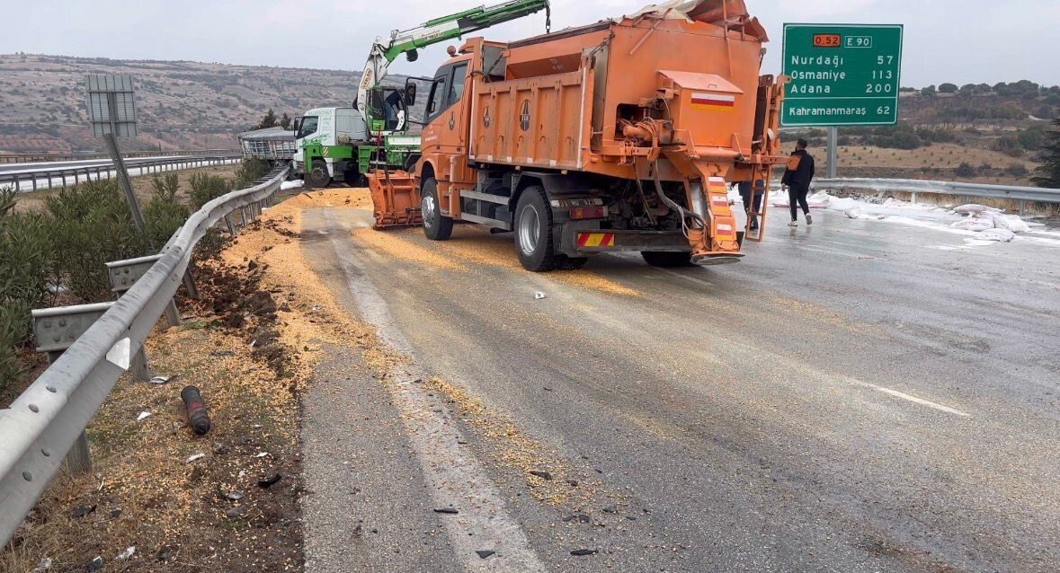 TARSUS-ADANA-GAZİANTEP (TAG) OTOYOLU GAZİANTEP BATI GİŞELERİ YAKINLARINDA ÇARPIŞAN 3 TIRIN YANMASI...