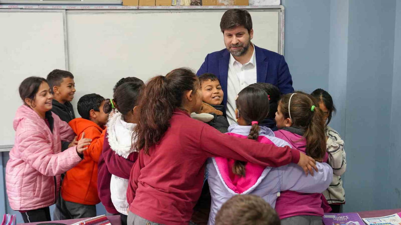TARSUS BELEDİYE BAŞKANI ALİ BOLTAÇ, AKGEDİK İLKOKULU-ORTAOKULU ANASINIFI ÖĞRENCİLERİ TARAFINDAN...