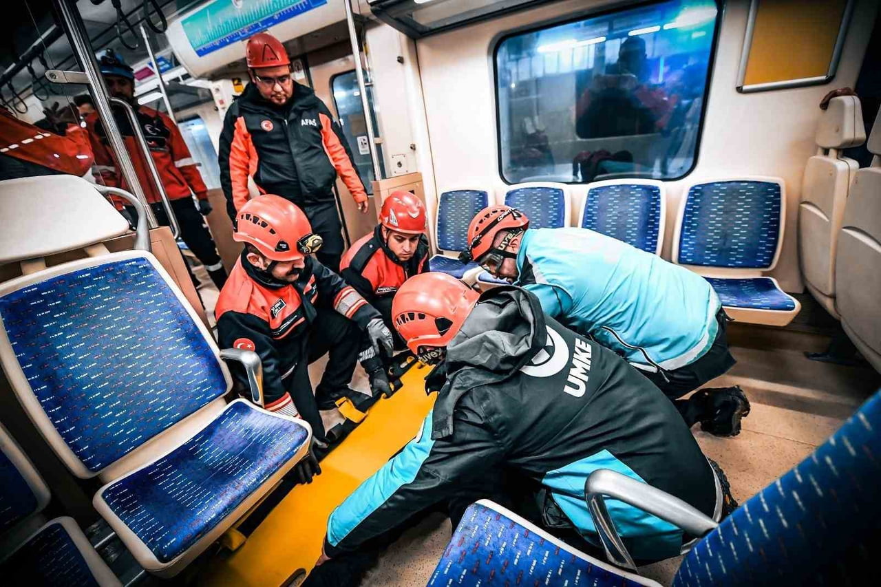 TATBİKATTA, TRENİN RAYDAN ÇIKARAK DEVRİLMESİ SENARYOSU EŞ ZAMANLI MÜDAHALELERLE SAHADA...