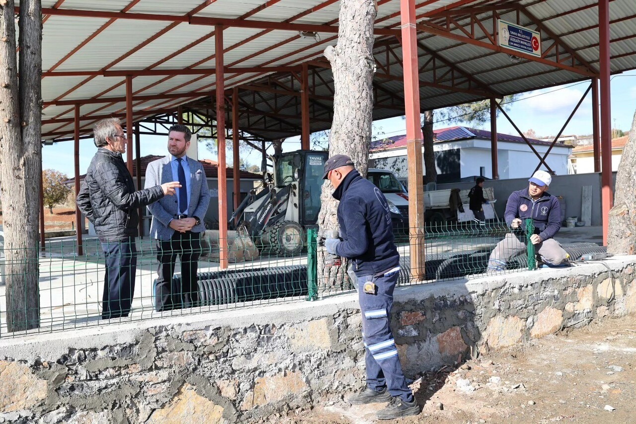TAVAS BELEDİYESİ, GÜZELKÖY MAHALLESİ SOSYAL TESİSİNDE BAKIM VE ONARIM ÇALIŞMALARINA DEVAM EDİYOR....