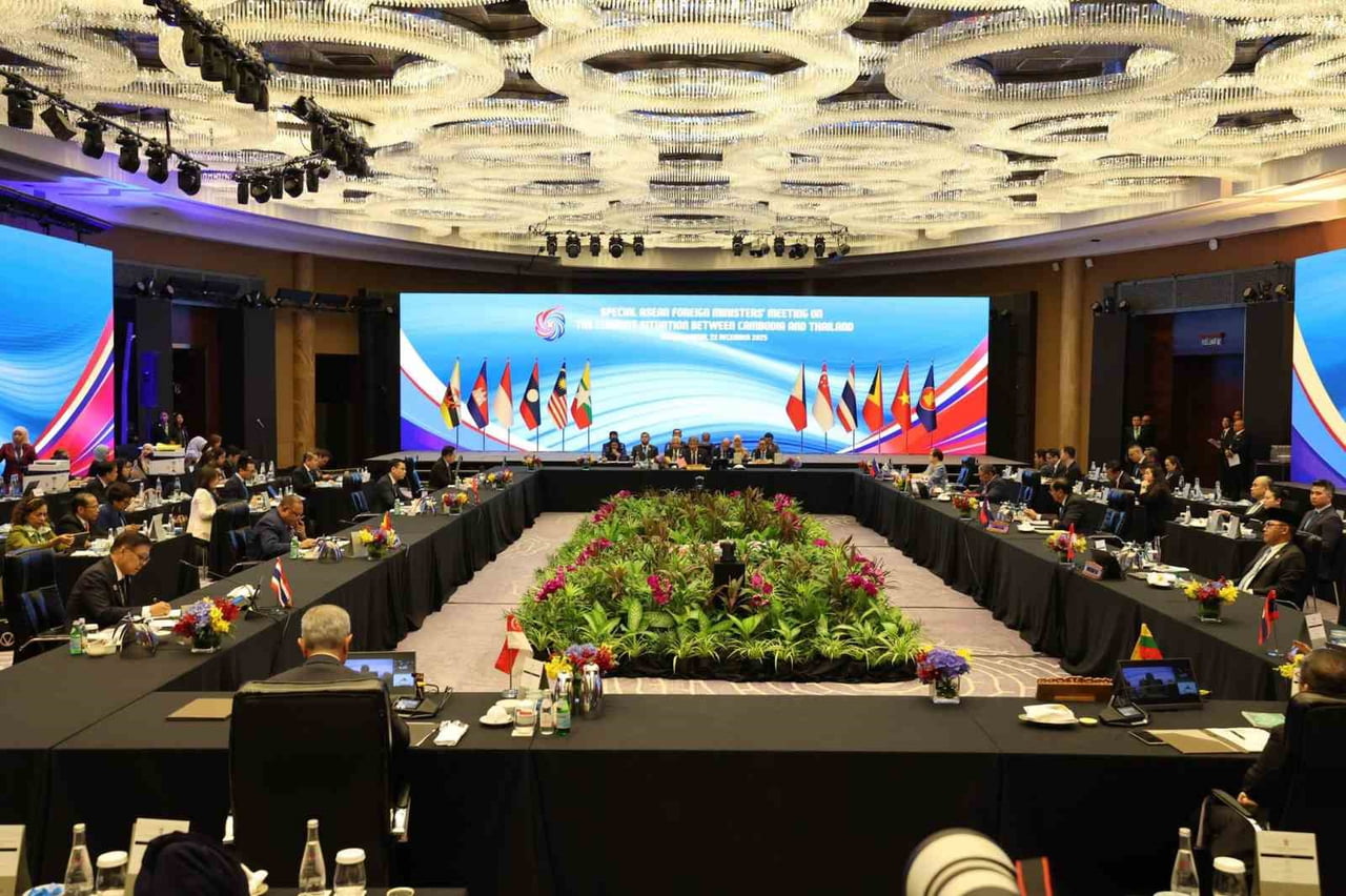 TAYLAND DIŞİŞLERİ BAKANI SİHASAK PHUANGKETKEOW, KAMBOÇYA İLE ATEŞKES İÇİN ŞARTLARININ...