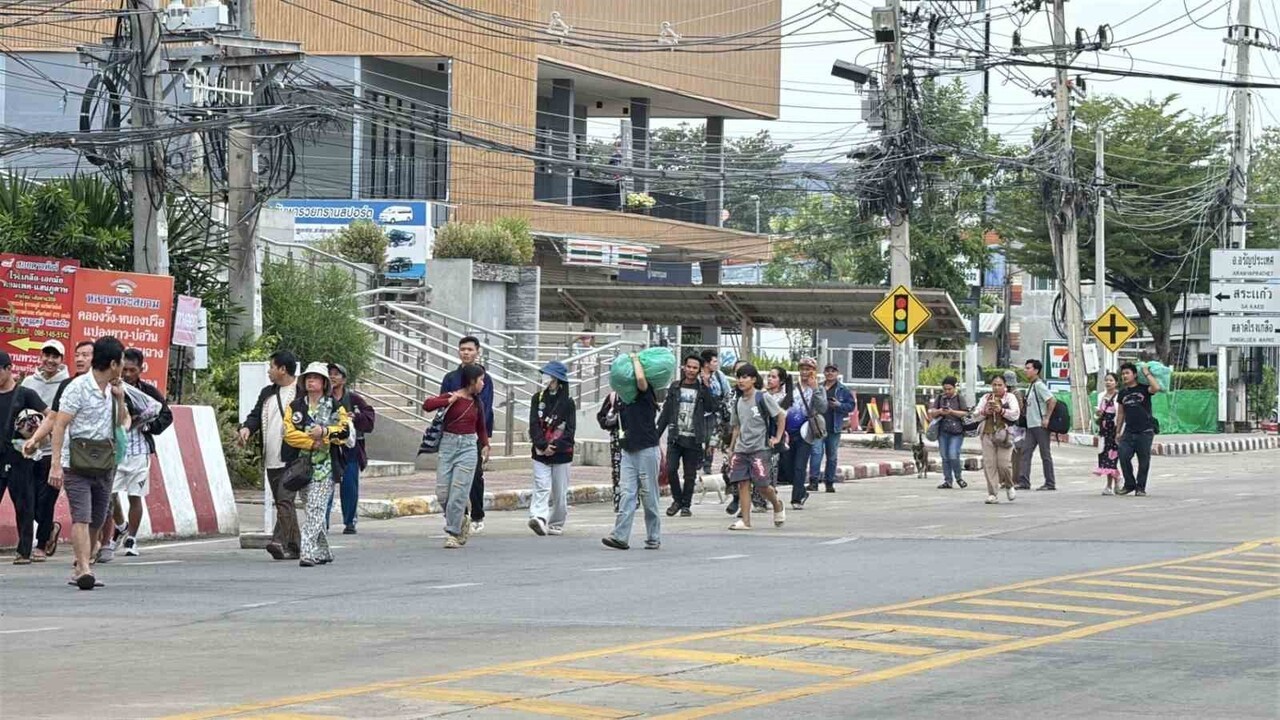 TAYLAND İLE KAMBOÇYA SINIRINDA DEVAM EDEN ÇATIŞMALARDA HAYATINI KAYBEDENLERİN SAYISI 22’YE...