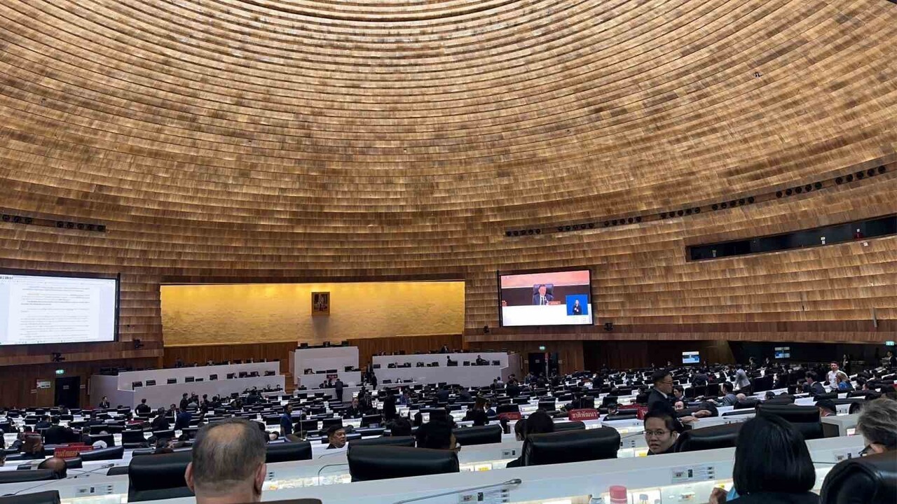 TAYLAND PARLAMENTOSI FESHEDİLDİ