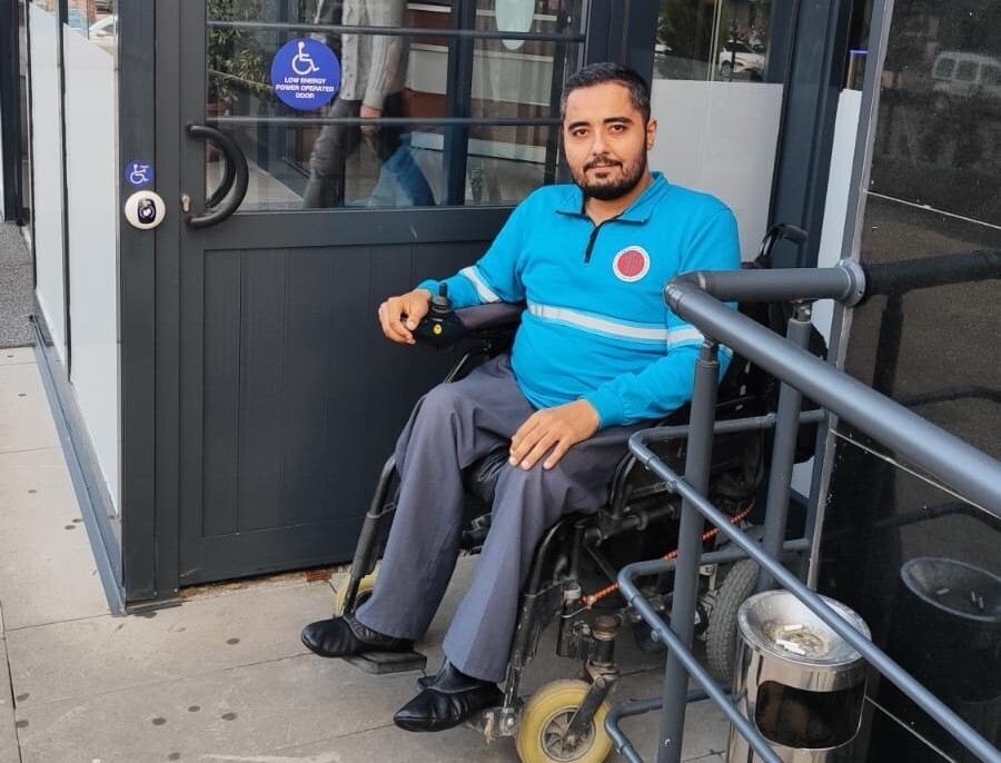 TEKERLEKLİ SANDALYE KULLANAN MUSTAFA ÇAKMAK’IN TALEBİ ÜZERİNE ELİ GİRİŞİNE EL SENSÖRLÜ OTOMATİK...