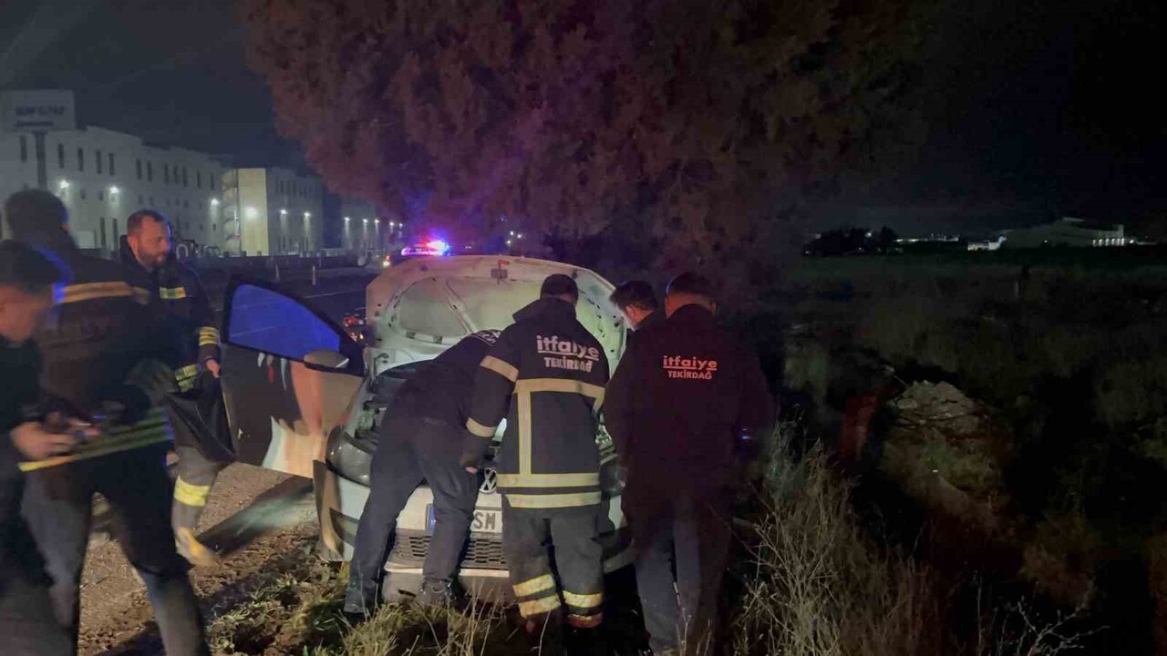 TEKİRDAĞ'DA AĞACA ÇARPAN OTOMOBİLİN SÜRÜCÜSÜ YARALANDI