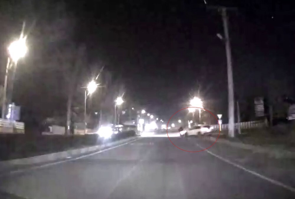 TEKİRDAĞ'DA BİR OTOMOBİLİN MOTOSİKLETE ÇARPIP KAÇTIĞI ANLAR ARAÇ KAMERASINA YANSIDI.