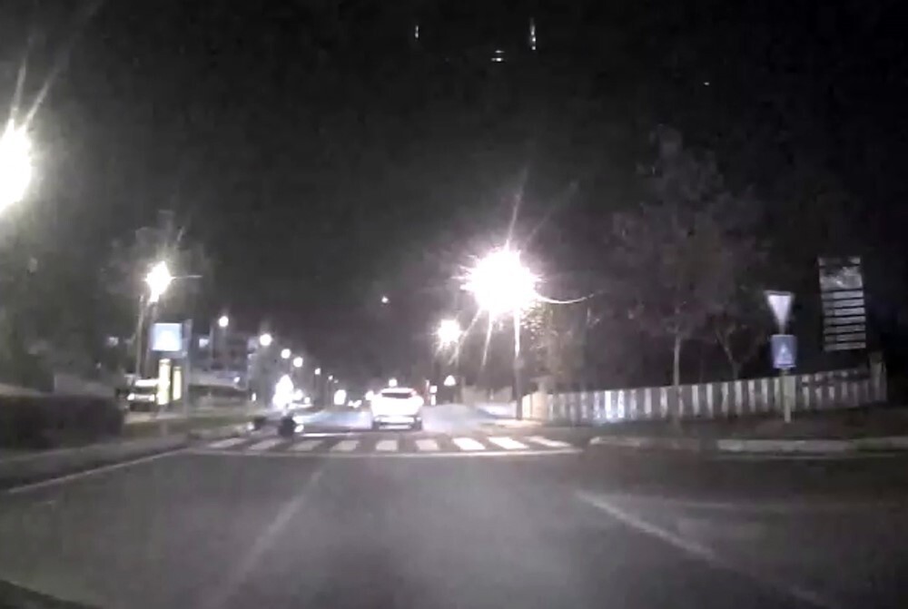 TEKİRDAĞ'DA BİR OTOMOBİLİN MOTOSİKLETE ÇARPIP KAÇTIĞI ANLAR ARAÇ KAMERASINA YANSIDI.