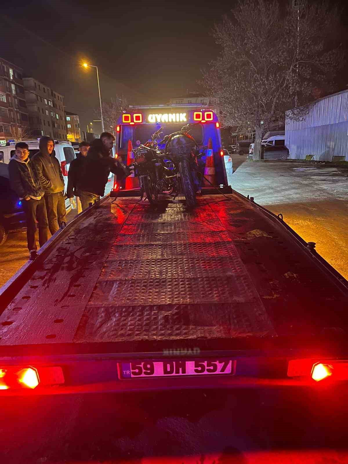 TEKİRDAĞ'IN KAPAKLI İLÇESİNDE TRAFİK GÜVENLİĞİNİ TEHLİKEYE ATAN VE PLAKASIZ MOTOSİKLET KULLANAN 3...