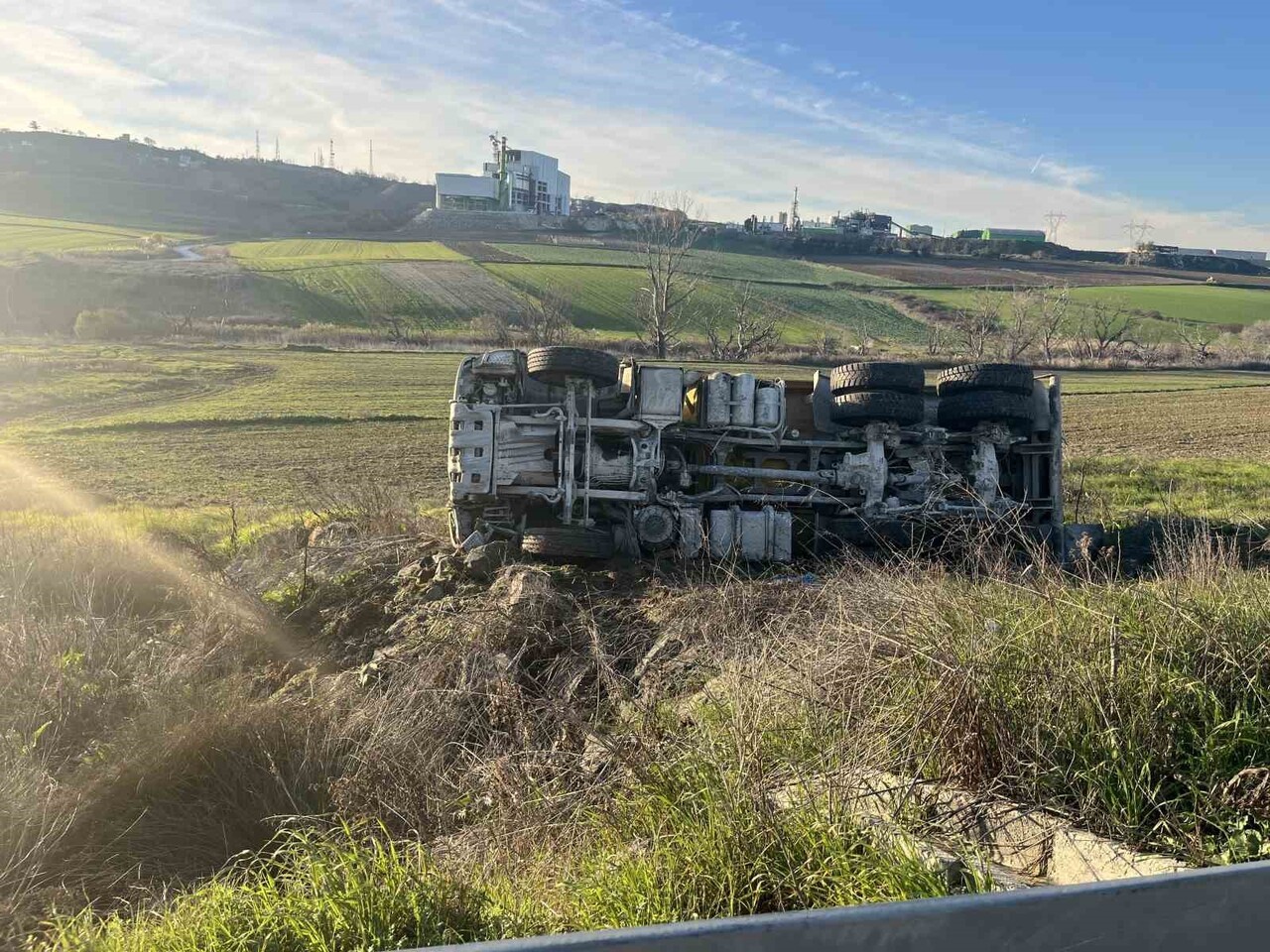TEKİRDAĞ ÇORLU'DA BARİYERLERE ÇARPARAK METRELERCE SÜRÜKLENEN KUM YÜKLÜ HAFRİYAT KAMYONU TARLAYA...