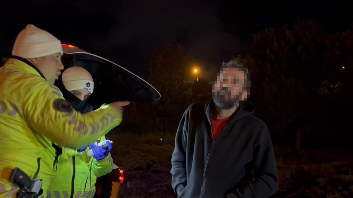 TEKİRDAĞ ÇORLU'DA POLİS ÇEVİRMESİNİ GÖRÜNCE GERİ HAREKET EDEREK YOLUNU DEĞİŞTİREN SÜRÜCÜ KISA...