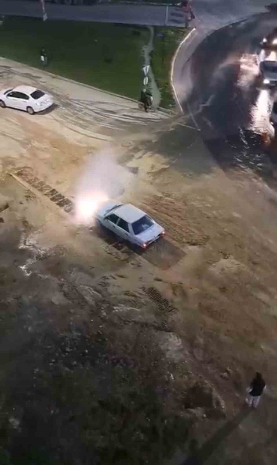 TEKİRDAĞ’IN ÇERKEZKÖY İLÇESİNDE HENÜZ BELİRLENEMEYEN BİR NEDENLE SU BORUSU PATLADI. PATLAMA...