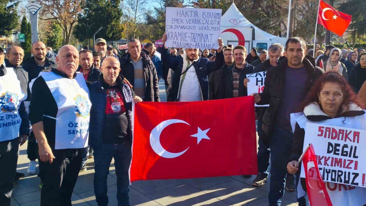 TEKİRDAĞ’IN ÇORLU İLÇESİNDE İŞTEN ÇIKARILAN İŞÇİLER, İDDİAYA GÖRE ÖDENMEYEN HAKLARINI TALEP ETMEK...