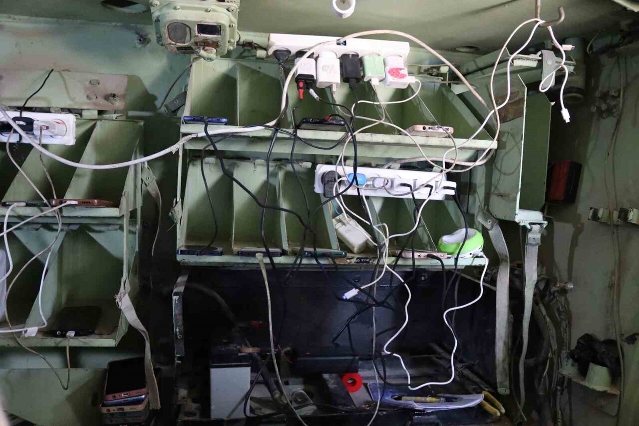 TEL EL-HAVA MAHALLESİNDE YAŞAYAN YAHYA HAJİJ, İSRAİL ASKERLERİ TARAFINDAN TERK EDİLMİŞ BİR ZIRHLI...