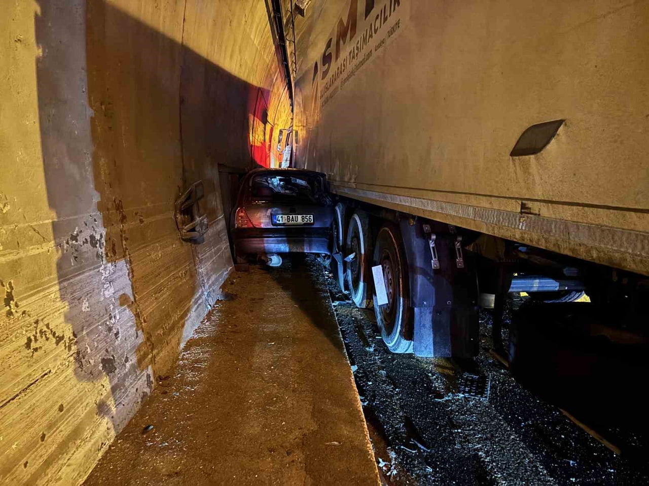 TEM OTOYOLU’NUN KOCAELİ GEÇİŞİNDE İDDİAYA GÖRE TIRIN SIKIŞTIRDIĞI OTOMOBİL, DUVAR İLE TIR ARASINDA...