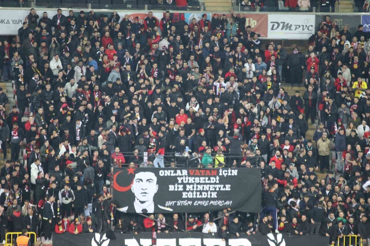 TFF 3. LİG 4. GRUP 12. HAFTASINDA ESKİŞEHİRSPOR SAHASINDA OYNANAN KARŞIYAKA MAÇINDA ESES...