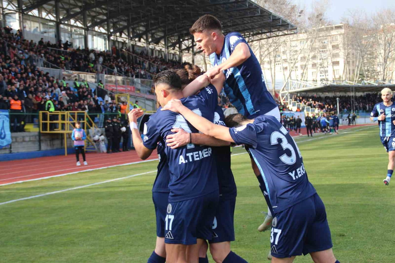 TFF 3. LİG 4. GRUP 15. HAFTA MAÇINDA KÜTAHYASPOR, SAHASINDA KARŞILAŞTIĞI SÖKE 1970 SPOR KULÜBÜ'NÜ...