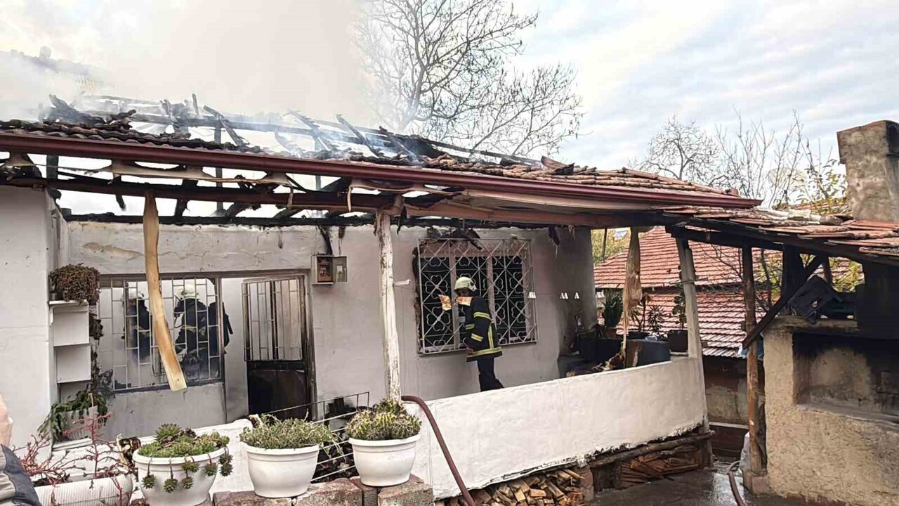 TOKAT'IN ERBAA İLÇESİNDE TEK KATLI BİR MÜSTAKİL EVDE ÇIKAN YANGIN PANİĞE NEDEN OLDU.