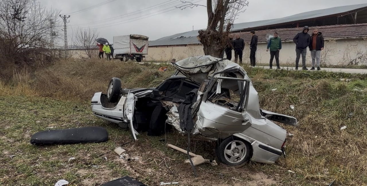 TOKAT'IN ZİLE İLÇESİNDE, SÜRÜCÜSÜNÜN DİREKSİYON HAKİMİYETİNİ KAYBETTİĞİ OTOMOBİL KONTROLÜNDEN...