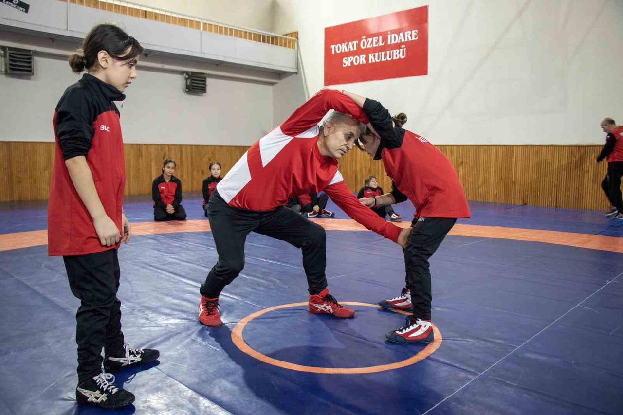 TOKAT'TA DÜNYA VE AVRUPA ŞAMPİYONU MİLLİ GÜREŞÇİ NESRİN BAŞ'IN BAŞARILARI KENTTE KIZ ÇOCUKLARININ...