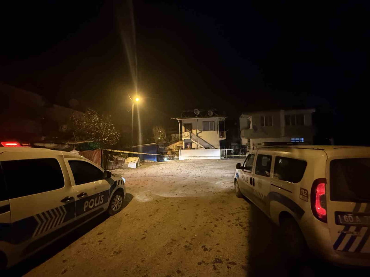 TOKAT (İHA) - TOKAT’IN ERBAA İLÇESİNDE BİR MOTOKURYE, EVİNİN ÖNÜNDE SİLAHLI SALDIRIYA UĞRAYARAK...