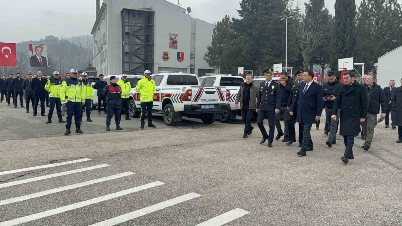 TOKAT İL EMNİYET MÜDÜRLÜĞÜ VE İL JANDARMA KOMUTANLIĞI'NA TAHSİS EDİLEN 79 HİZMET ARACI DÜZENLENEN...