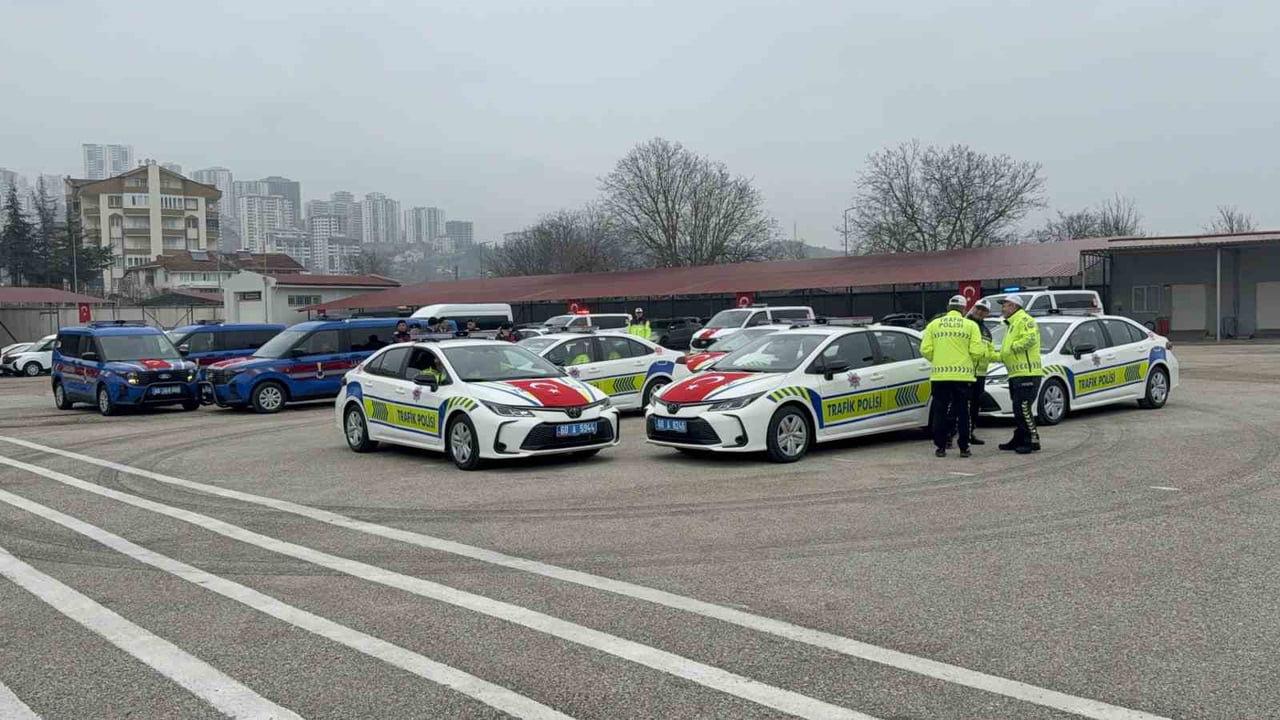 TOKAT İL EMNİYET MÜDÜRLÜĞÜ VE İL JANDARMA KOMUTANLIĞI'NA TAHSİS EDİLEN 79 HİZMET ARACI DÜZENLENEN...