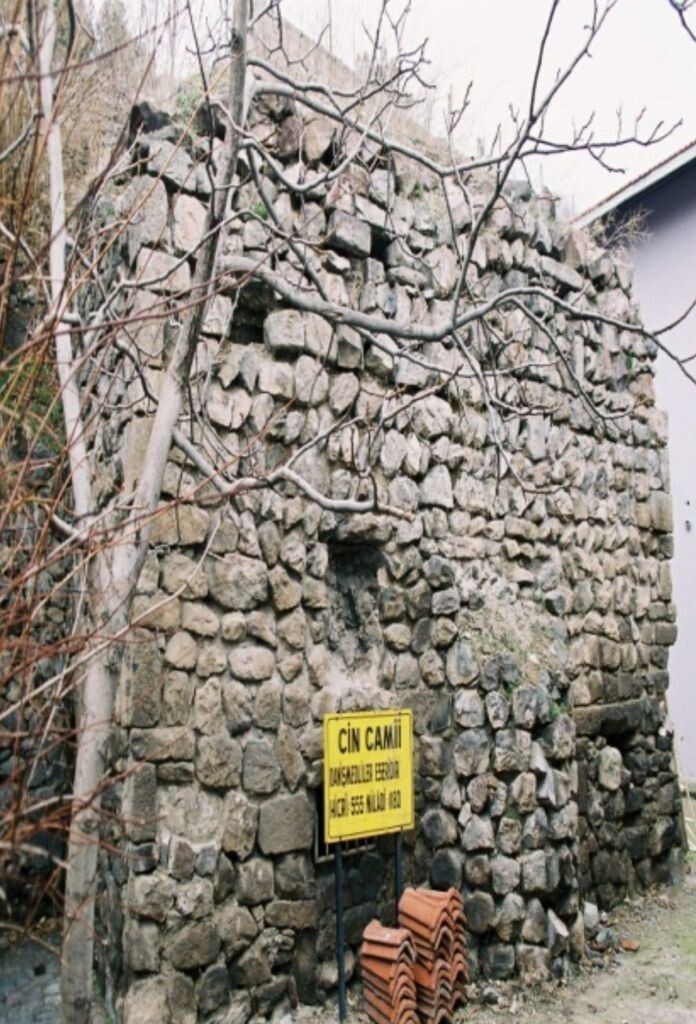 TOKAT’IN NİKSAR İLÇESİNDE ÇALINAN DANİŞMENDLİ DÖNEMİNE AİT TARİHÎ CİN CAMİİ KİTABESİ...