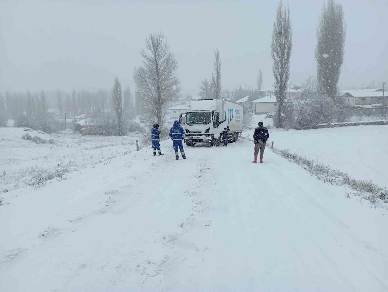 TOKAT’IN SULUSARAY İLE YEŞİLYURT İLÇELERİNDE ETKİLİ OLAN YOĞUN KAR YAĞIŞI NEDENİYLE YOL BEYAZA...