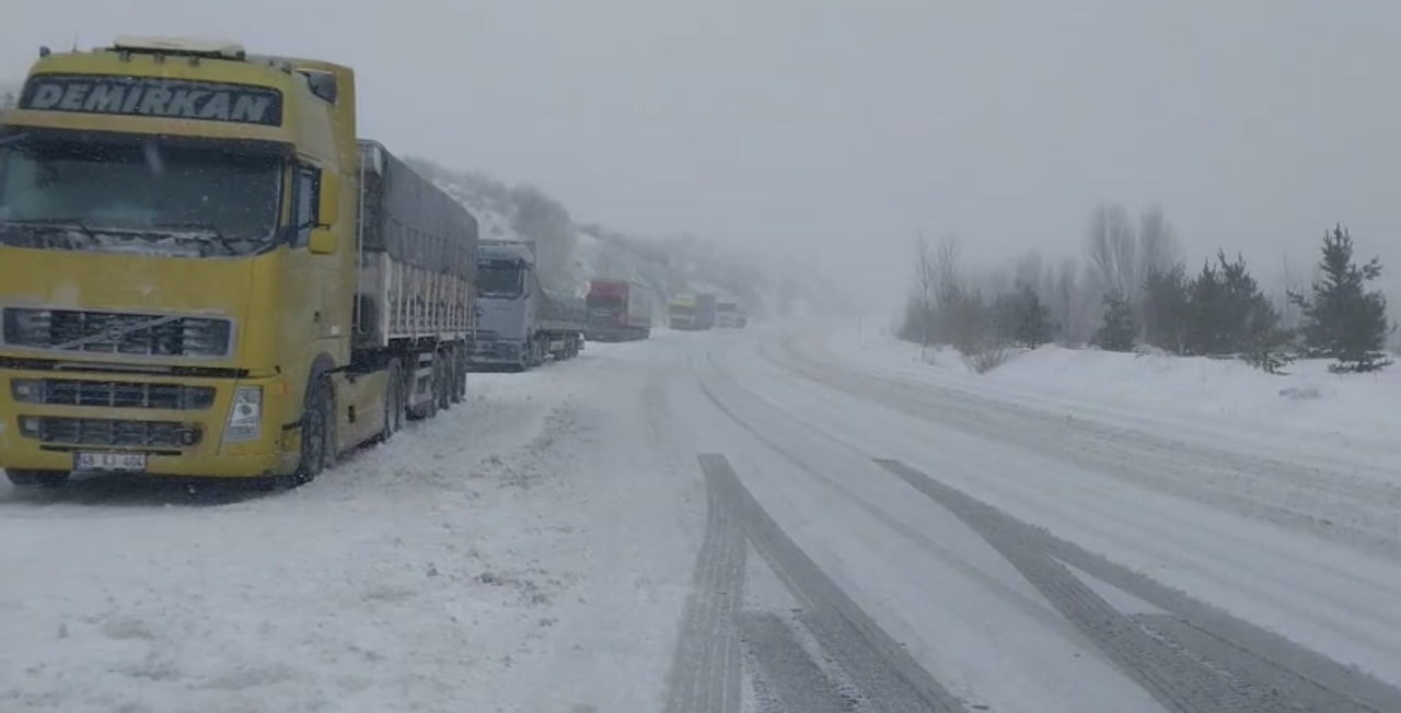 TOKAT-SİVAS KARA YOLUNDA KAR YAĞIŞI ULAŞIMI OLUMSUZ ETKİLEDİ.