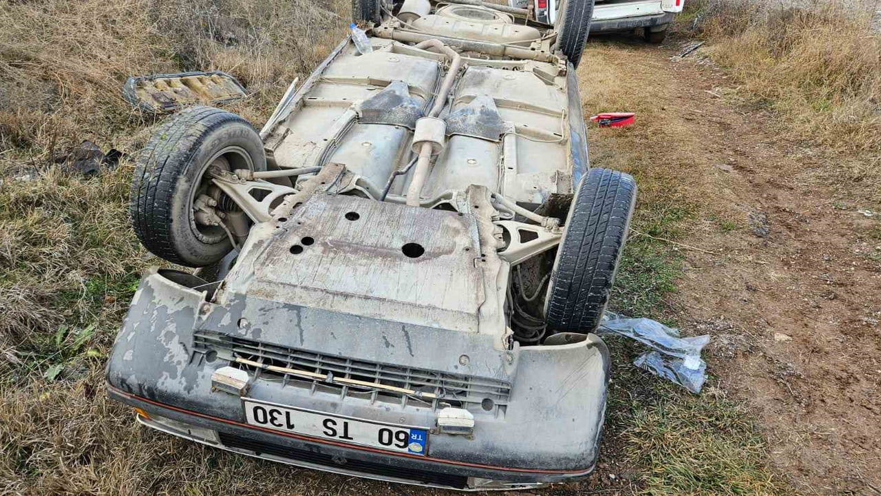 TOKAT’TAN ANKARA’YA CENAZEYE GİTMEK İÇİN YOLA ÇIKAN OTOMOBİL, ÇORUM’UN ALACA İLÇESİNDE KONTROLDEN...