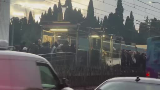 Topkapı’da tramvay raydan çıktı, yolcular tahliye edildi