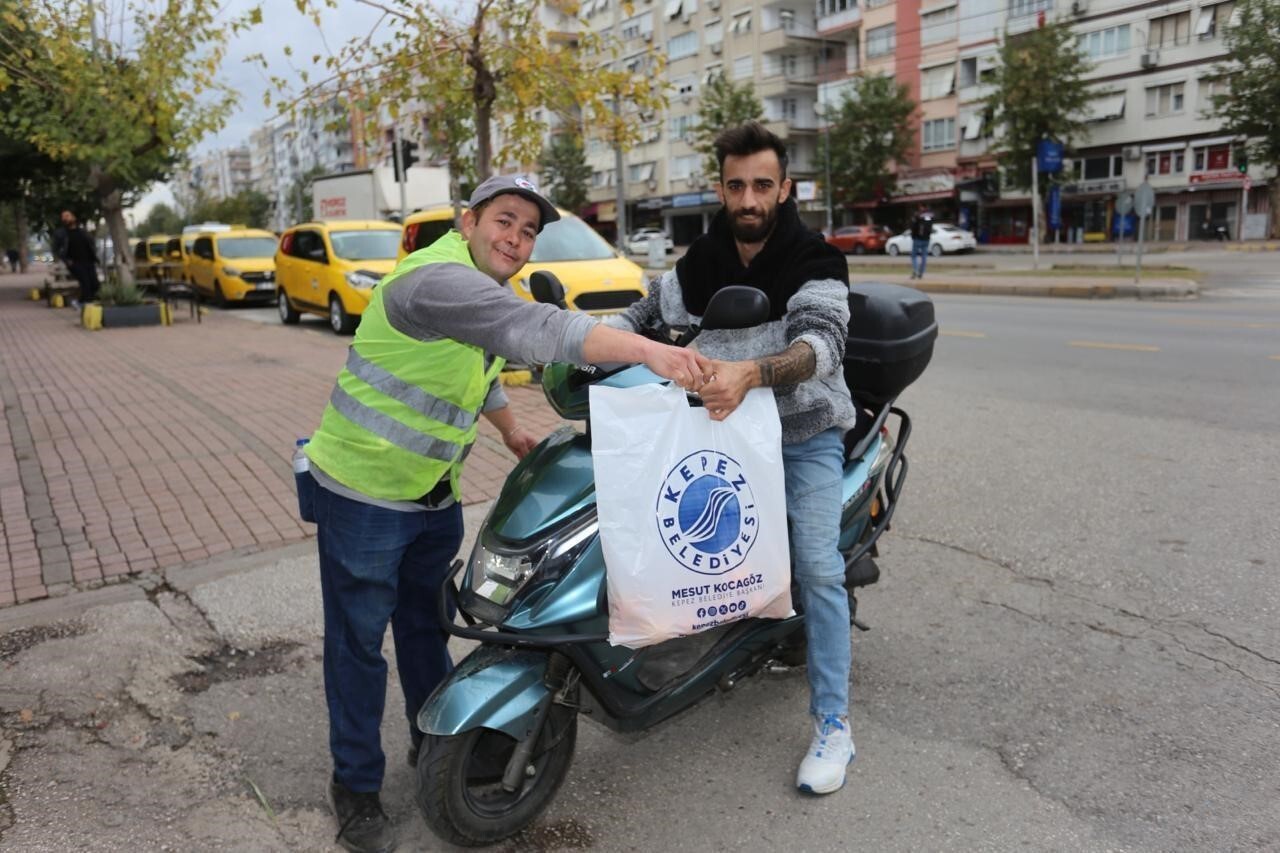TOPLANAN PORTAKALLAR, DOKUMAPARK’I ZİYARET EDEN İLÇE HALKIYLA PAYLAŞILDI.