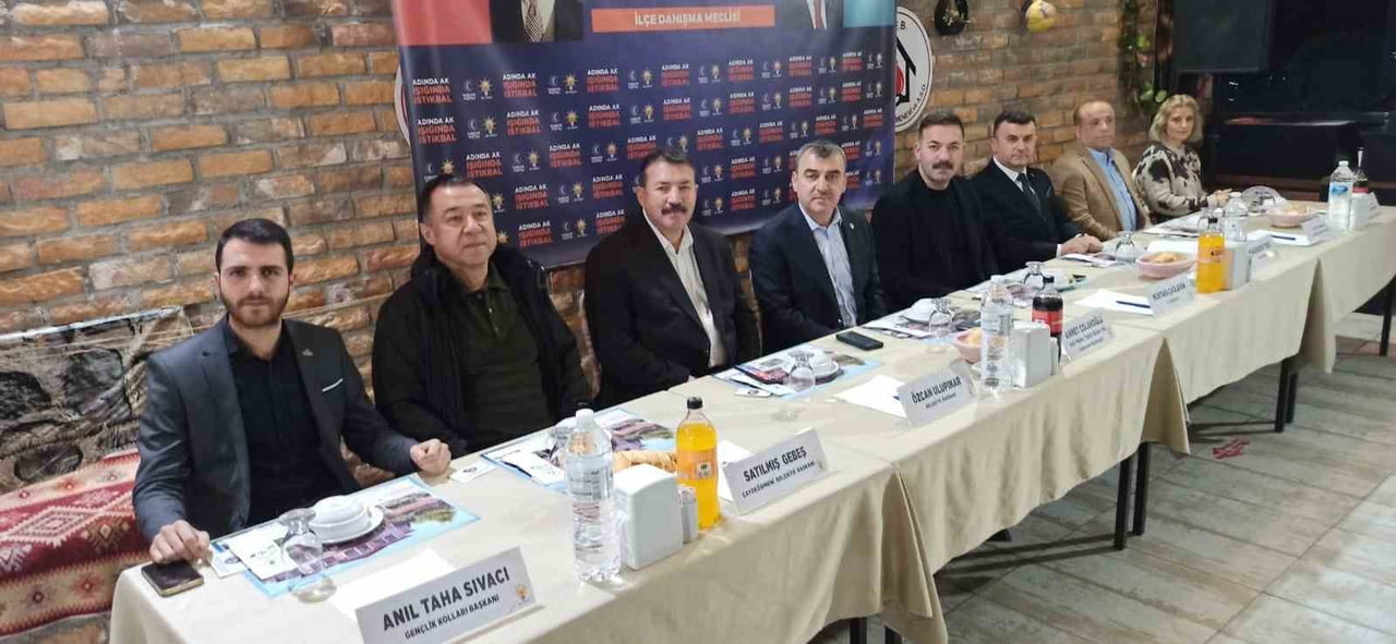 TOPLANTIDA ZONGULDAK MİLLETVEKİLİ AHMET ÇOLAKOĞLU'NUN YANI SIRA ÇOK SAYIDA PARTİLİ DE  HAZIR...