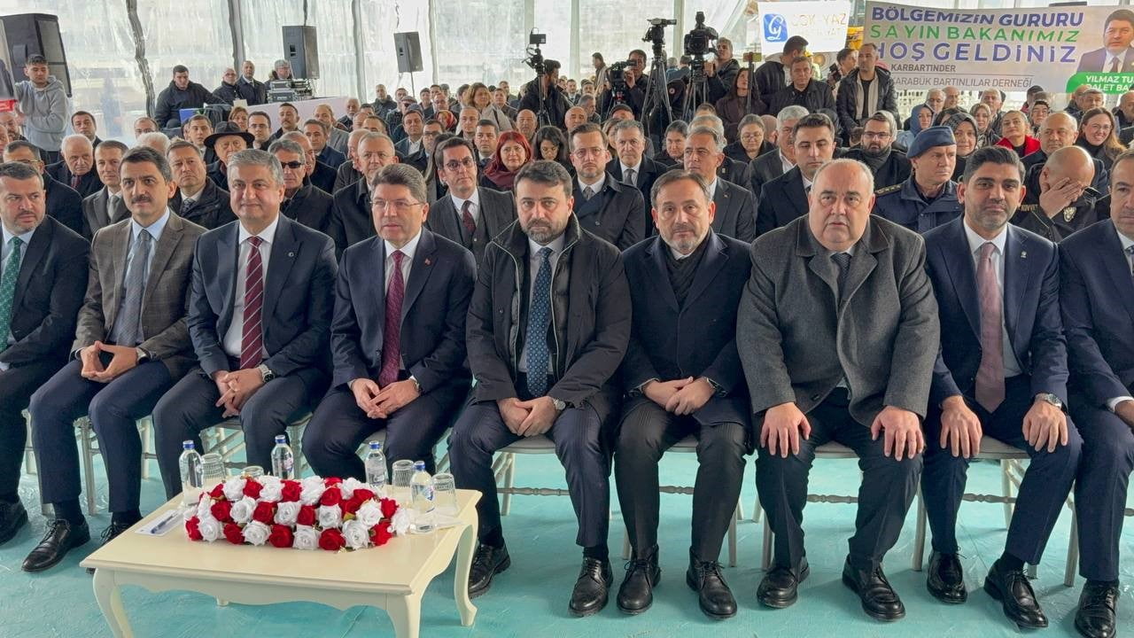 TÖRENDE KONUŞAN TUNÇ, AK PARTİ İKTİDARLARI DÖNEMİNDE KARABÜK’ÜN ÖNEMLİ YATIRIMLAR ALDIĞINI...